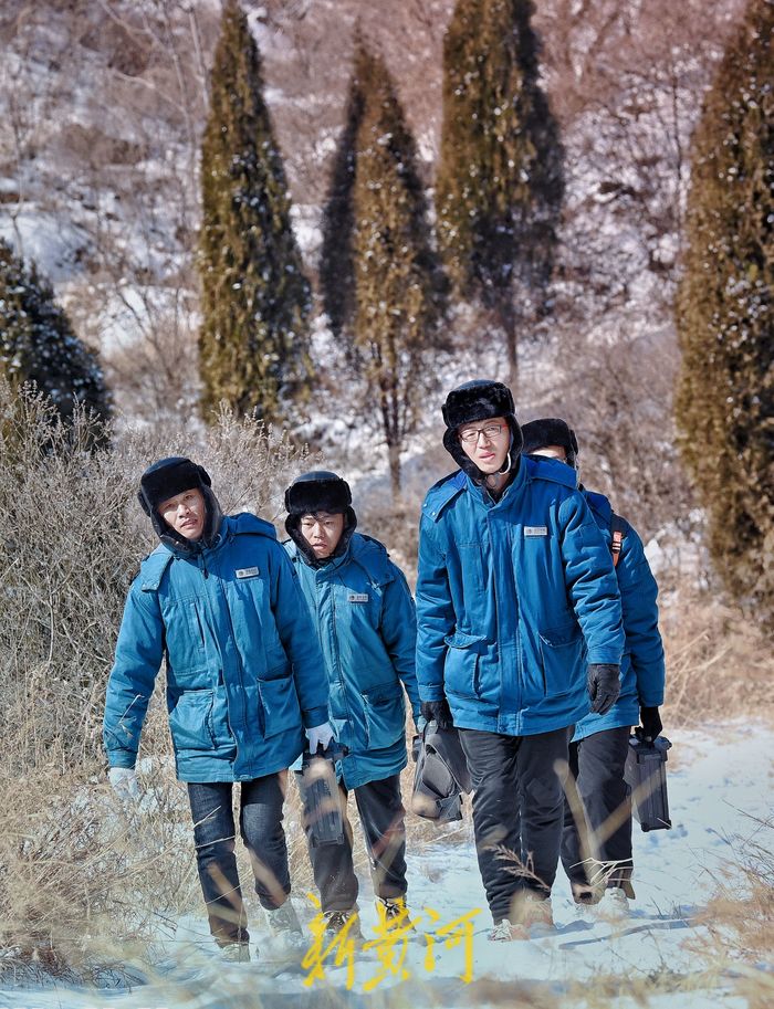 无人机触碰高压线事故,无人机飞越高压线