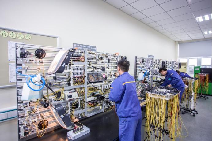 厚植技能人才成长沃土,厚植人才沃土打造人才高地