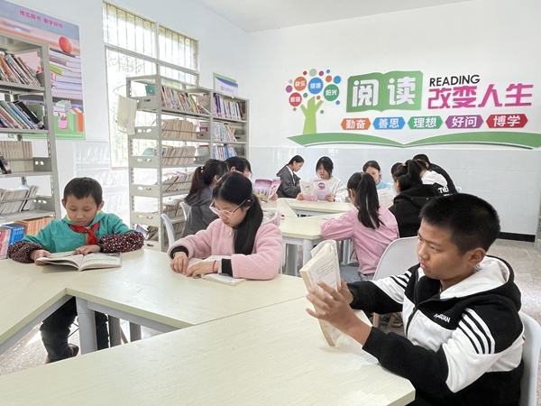 学校周末不让住校生出门,学校周末不给学生放假