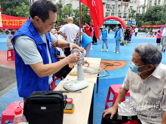 社区干部牢记全心全意为人民服务,牢记初心使命用心用情为民服务
