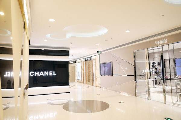 “3个月都排不上”“半个小时就空了”,不靠主播,线下美妆专柜靠什么圈粉?