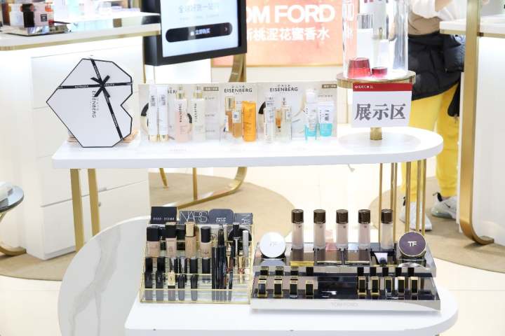 “3个月都排不上”“半个小时就空了”,不靠主播,线下美妆专柜靠什么圈粉?