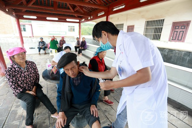 罗平：“学医为民服务乡亲”见真情暖人心