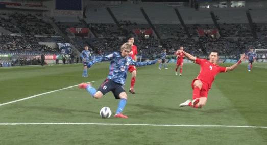 刚刚，国足客场0:2输给日本，有球迷自嘲“日本队门将长啥样？”