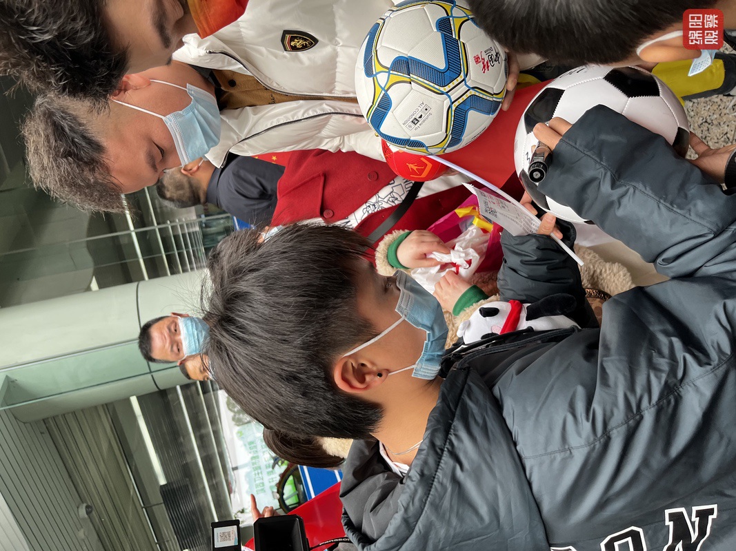 张琳艳回母校,张琳艳家乡领导去家里祝贺