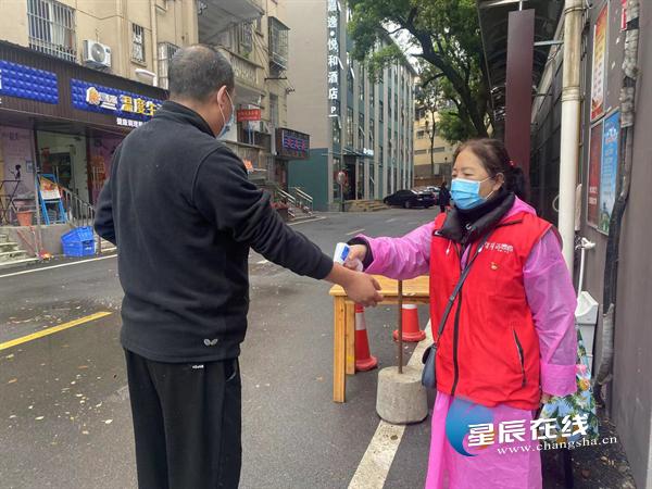 朱汉英：怀揣为民服务之心，扎根志愿服务岗发光发热