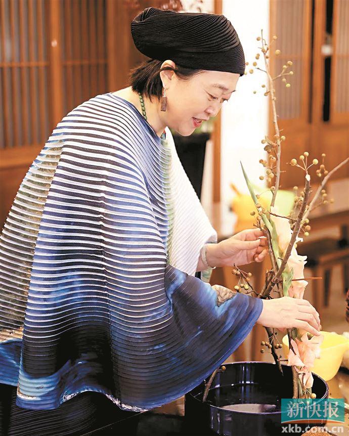 千年花器与鲜活花枝的交相辉映