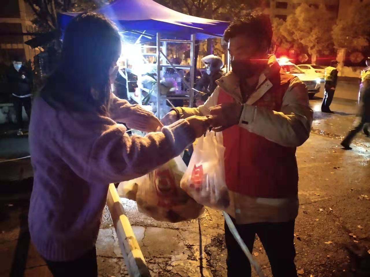 这群红马甲“叫得应”！房屋中介变身“免费跑腿”