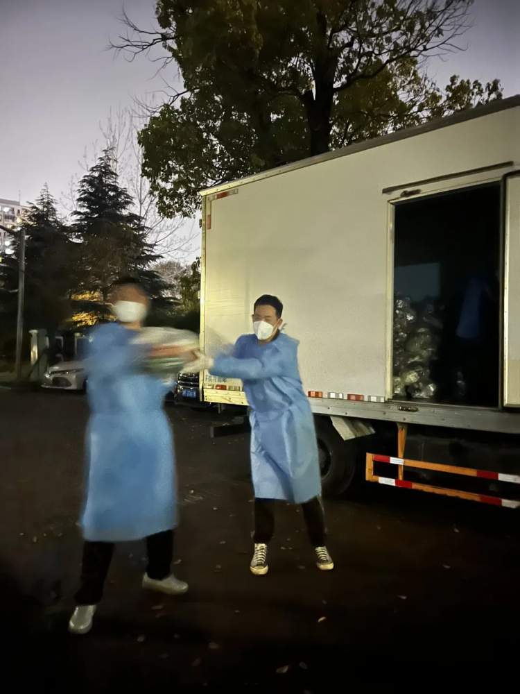 长风新村街道丨“警”锐出动！长风这位“大白”闪着金色微光