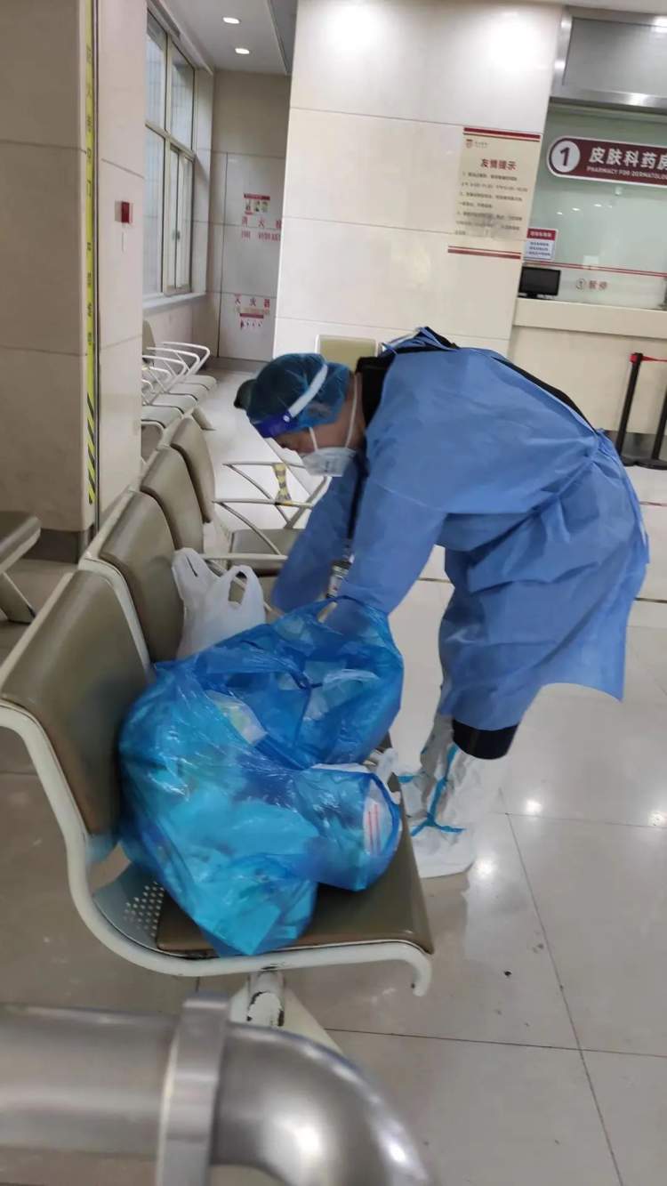 长风新村街道丨“警”锐出动！长风这位“大白”闪着金色微光