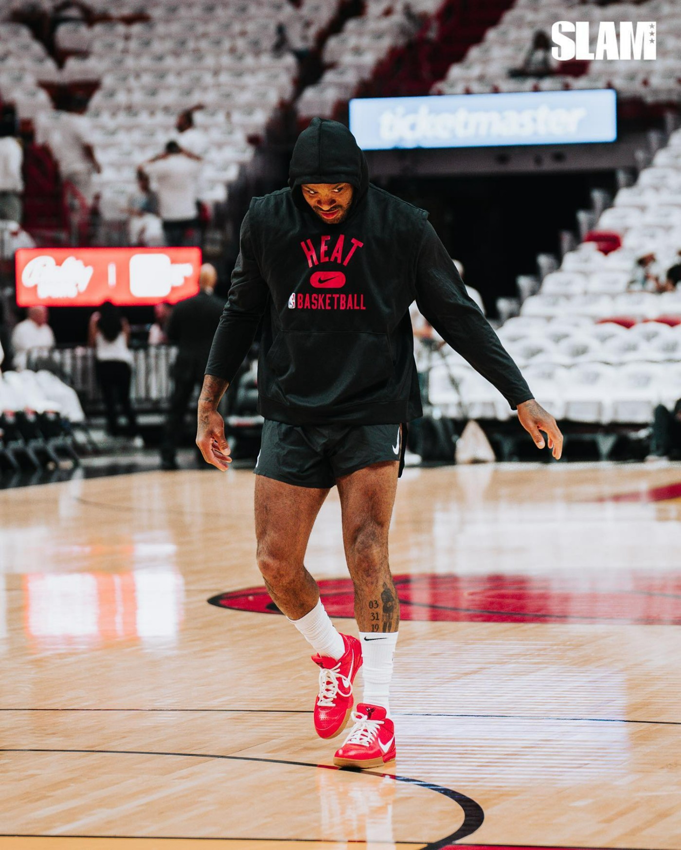 汤神上脚蓝色球鞋,汤神总决赛穿的鞋