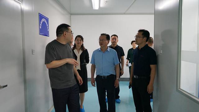 校长帮自己找对象,校长帮助毕业生找工作