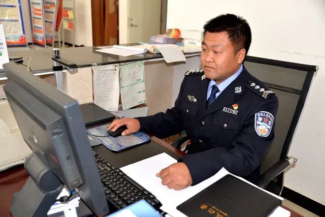 向烈日高温中坚守岗位的辅警致敬,致敬奋战在一线的辅警