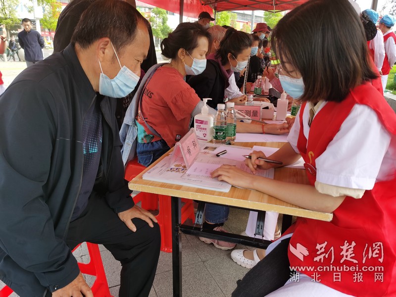 潜江市中心医院护士节,送健康关爱到基层
