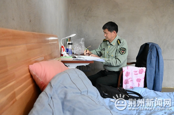 荆州老兵战贫纪实：一字当头扎根乡村两次患癌不改军魂