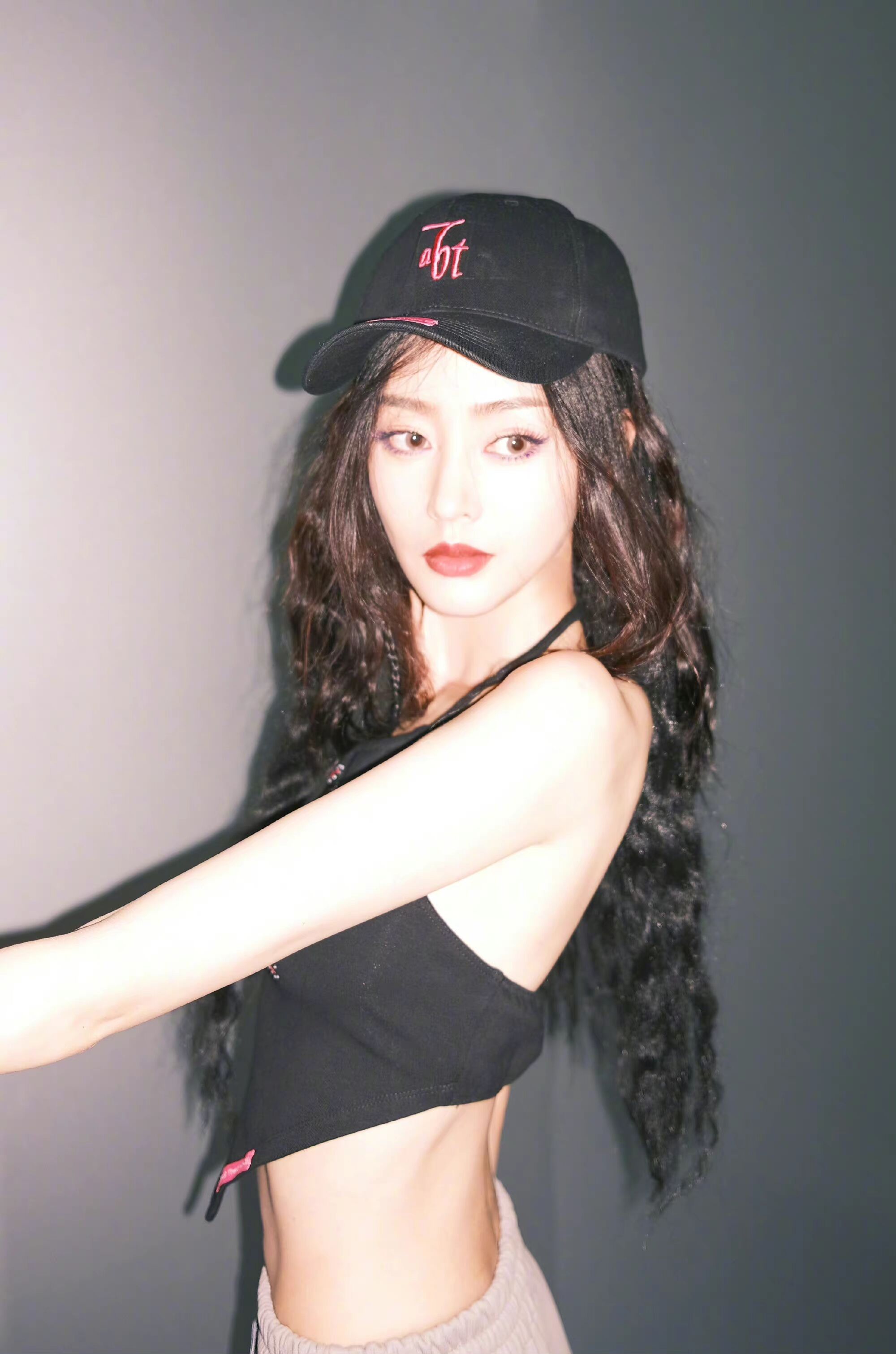 张天爱吊带红裙图片,张天爱惊艳吊带衫