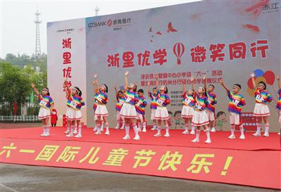 小朋友一起千岛湖玩视频,各族小朋友在一起过六一