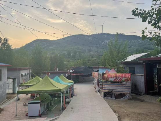 “拉面哥”这一年：失意者聚集“光明顶”，掏腰包给村里老人买保险，推广农产品卖货直播亏5万