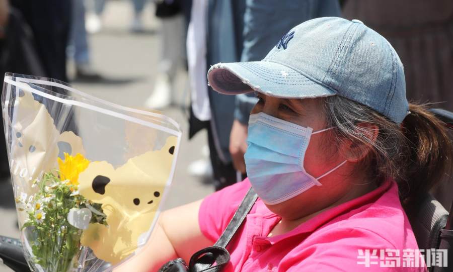 青岛一六旬母亲坐轮椅送考,一位母亲送准考证的感人片段