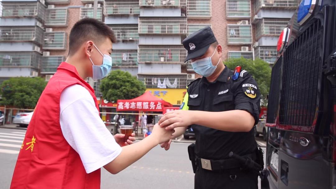 雨花区同升街道：设清凉“益”站与学生家长共盼圆梦
