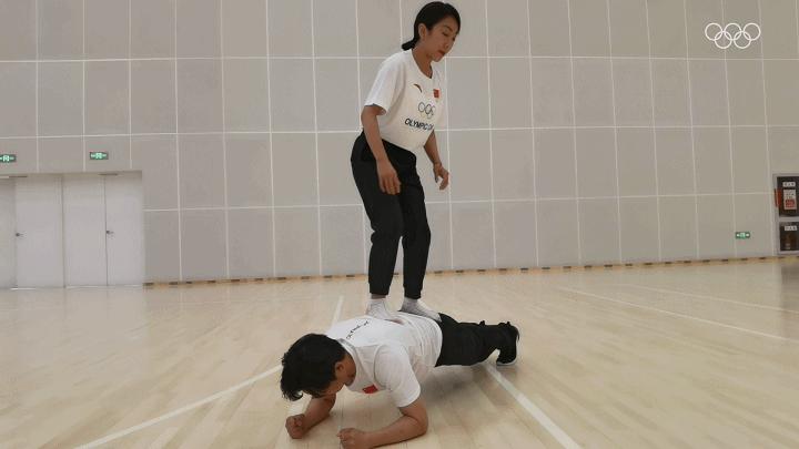 追光|国际奥林匹克日：看完奥运冠军的运动挑战，就已经出汗了