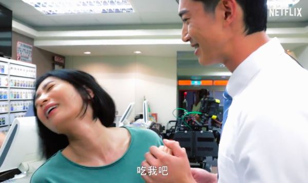 吴慷仁炸出冰块肌性感舔舌贾静雯冻未条大喊：吃我吧