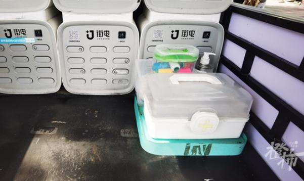 让游客感受城市温度杭州西湖边的便民服务车很贴心