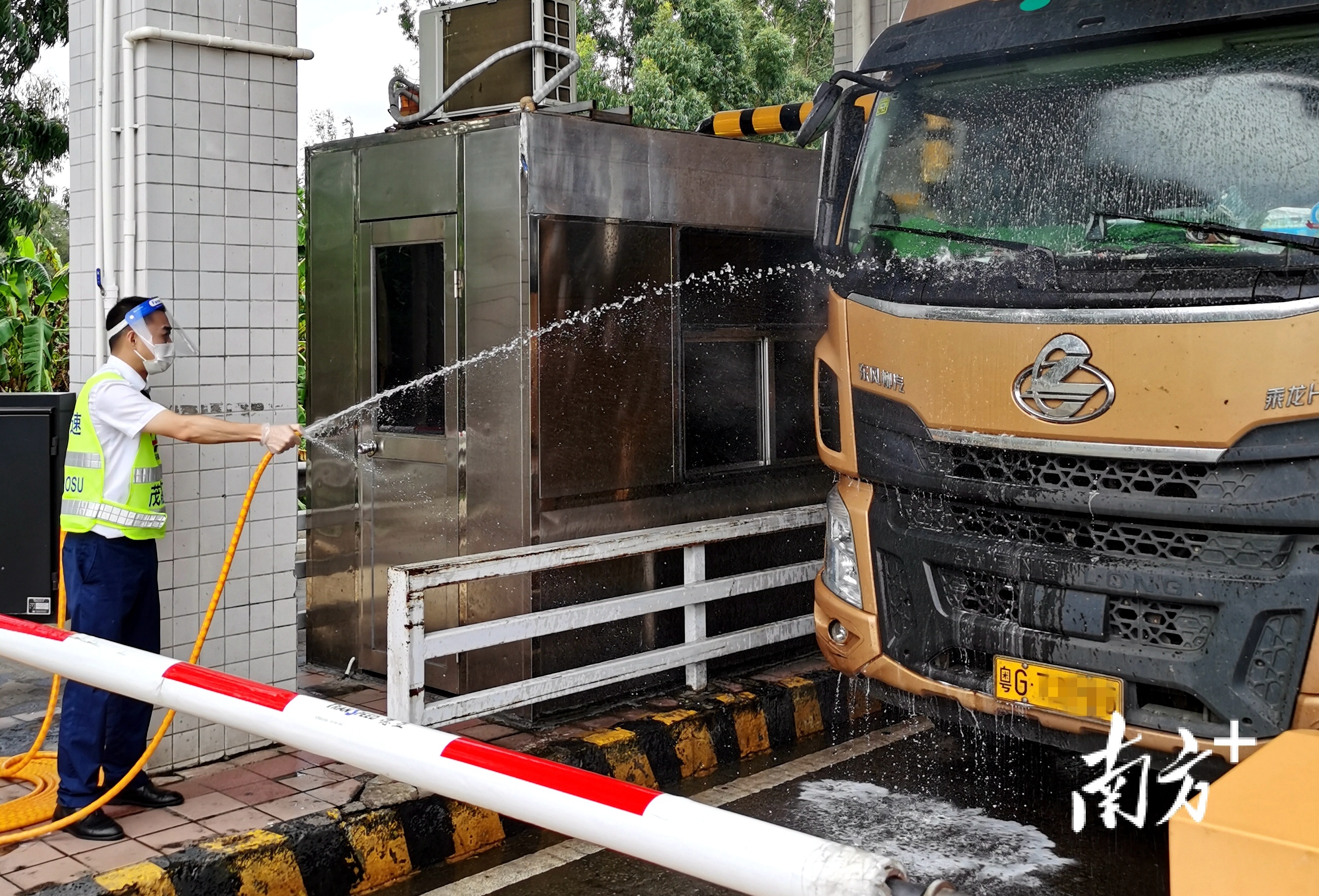 湛茂高速自燃,普光高速货车自燃