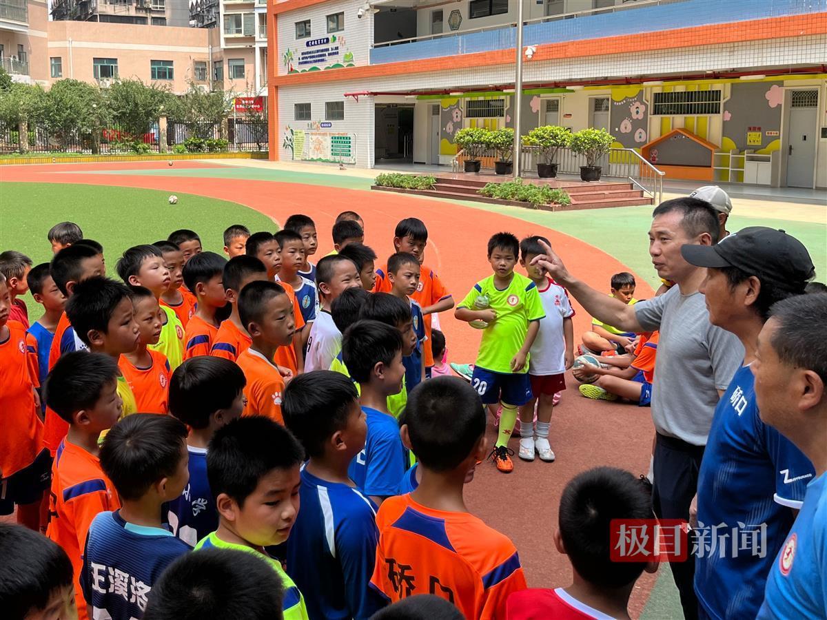 多彩暑假｜三伏天里，“洋教练”带着武汉足球小将逐梦绿荫场