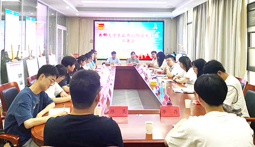 返乡青年变身脱贫致富带头人,大学生变身领导