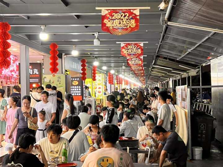 她卖烤猪蹄一天能卖到2万块，杭州夜宵天花板“啦喜街”的深夜在发生什么