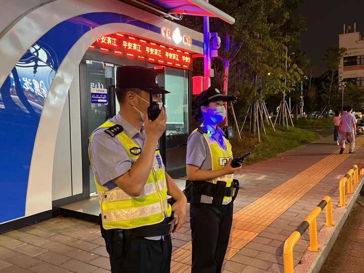 她卖烤猪蹄一天能卖到2万块，杭州夜宵天花板“啦喜街”的深夜在发生什么