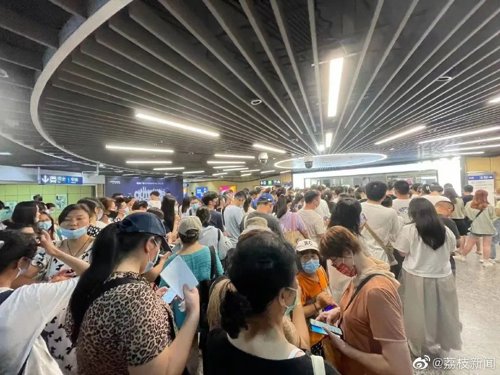 飙上热搜！凌晨4点排队，黄牛加价200元，半小时售罄！人民网发话了！多地取消限购？回应来了！3000多只股下跌，这家影院首秀涨停