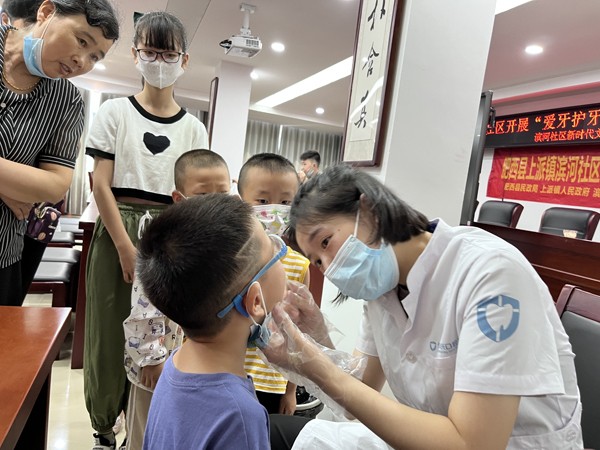 红马甲保护老人,红马甲公益