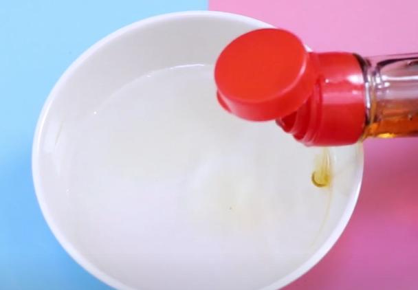 买香油时，拿手上摇一摇，就能知道真假，再也不怕买到假香油了