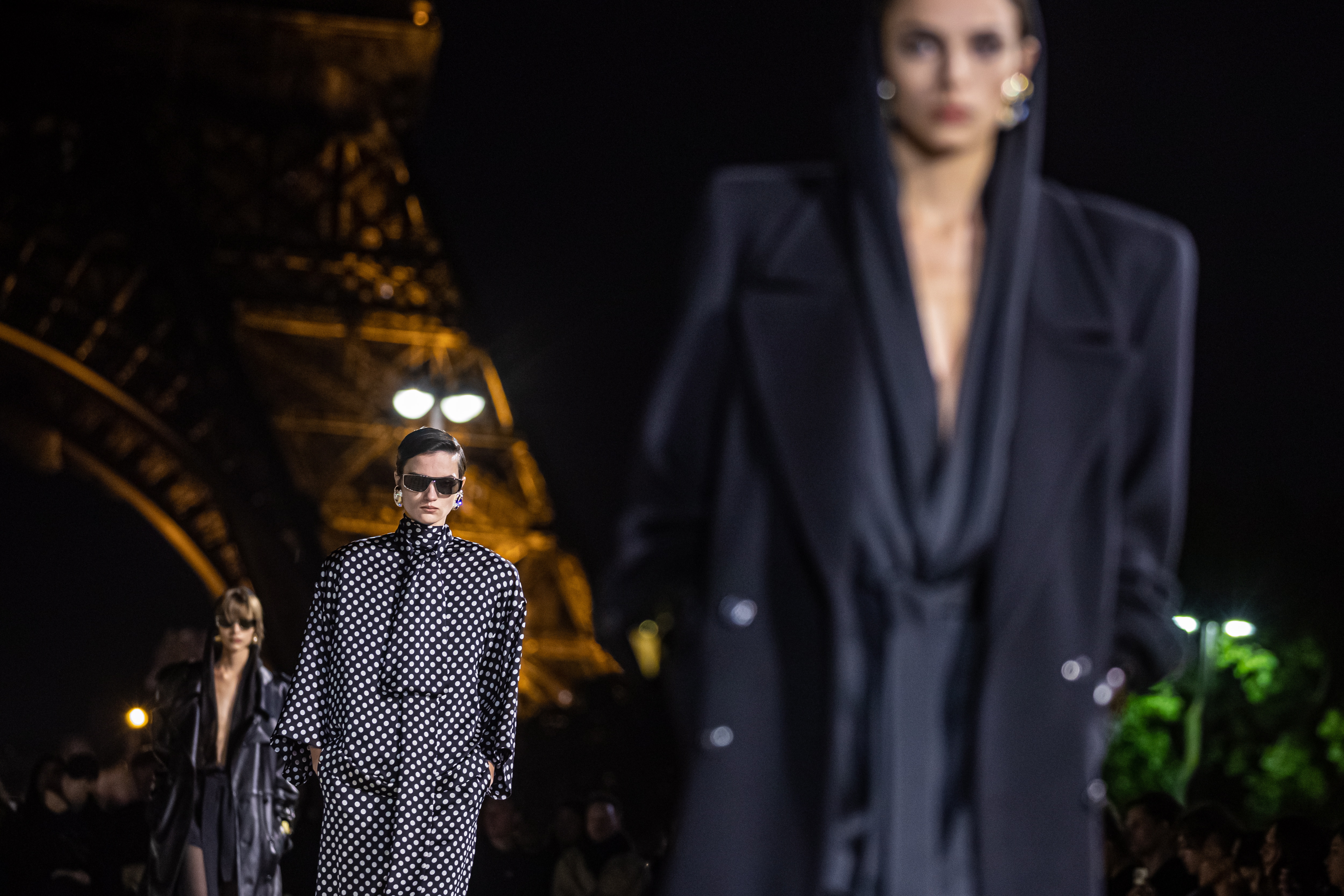 外代二线巴黎时装周,巴黎时装周圣罗兰品牌时装秀