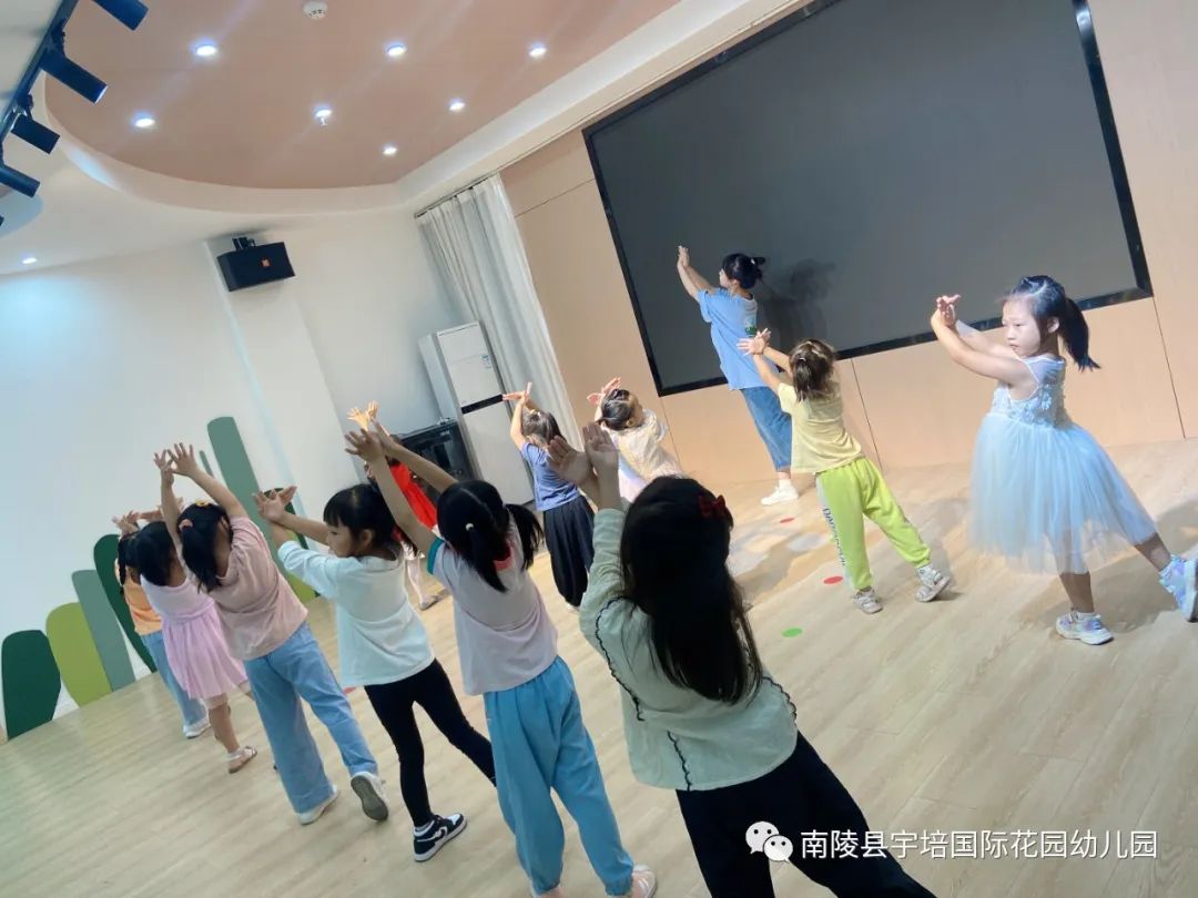 点赞他们在危急时刻挺身而出,点赞他们在烈日下的坚守