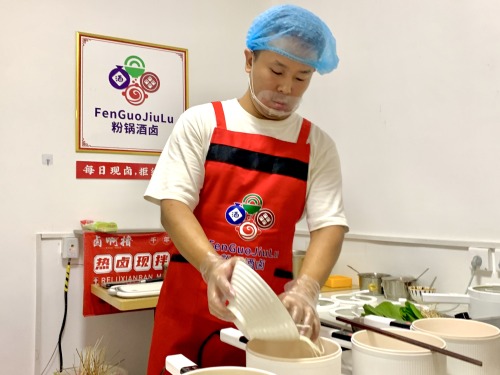 留学硕士回乡开卤味店，面对质疑很淡定，想传递健康美味