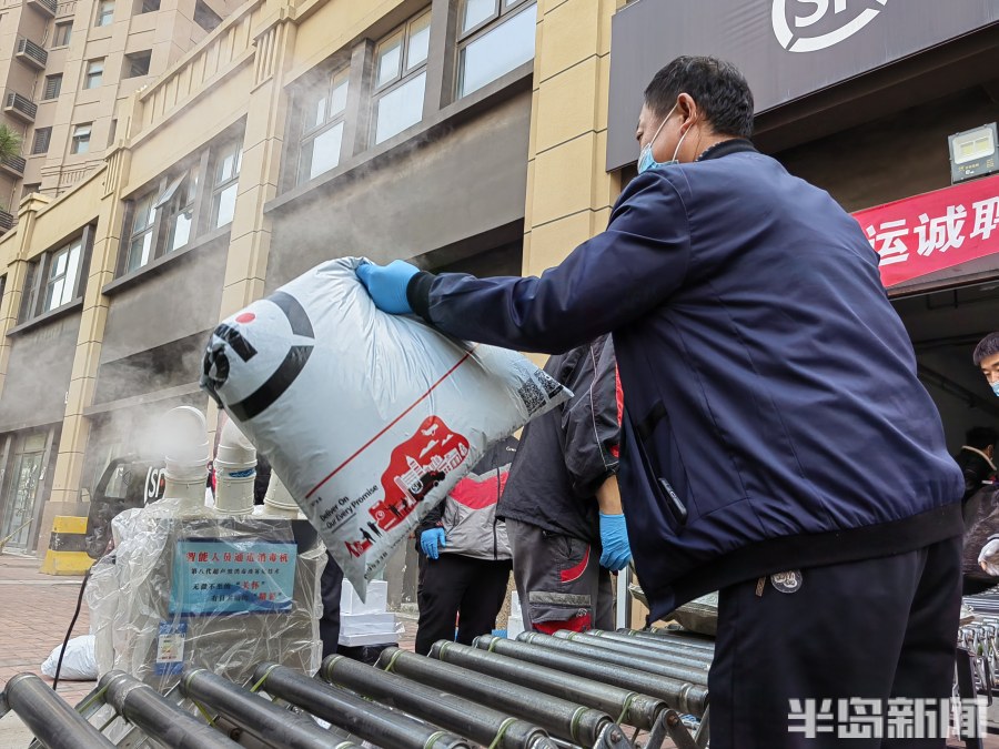 五点起床做核酸，一个快件最少消杀七遍！备战双11，快递小哥把好安全关