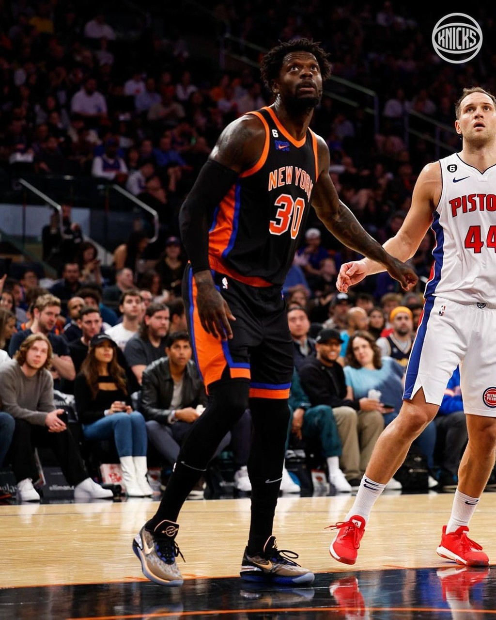 人傻了！尼克斯xKITH正式发布！两万观众一人送一件……