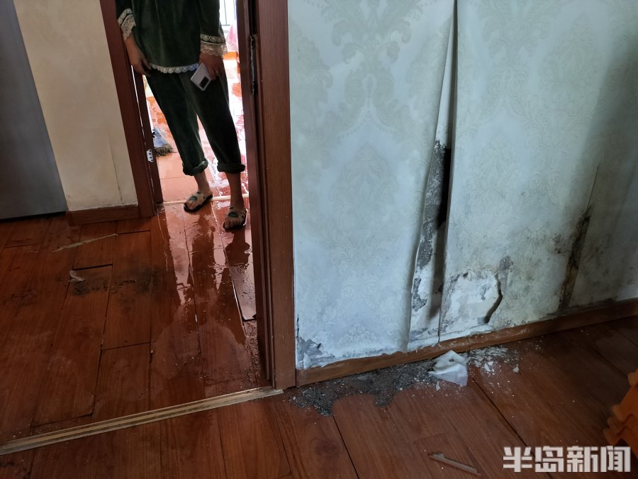 地漏反水造成楼下阳台滴水,下水道倒灌致多住户家中污水横流