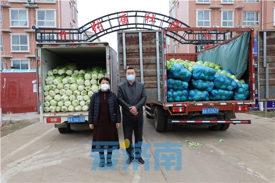 大白配送员,大白化身挑山工运送物资