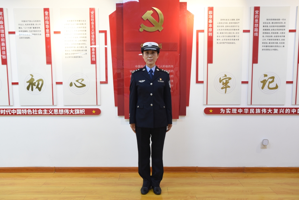 红旗标兵展播丨交警支队市北大队车管分所四级高级警长郝向红：扎根三尺服务台，巾帼建功新时代