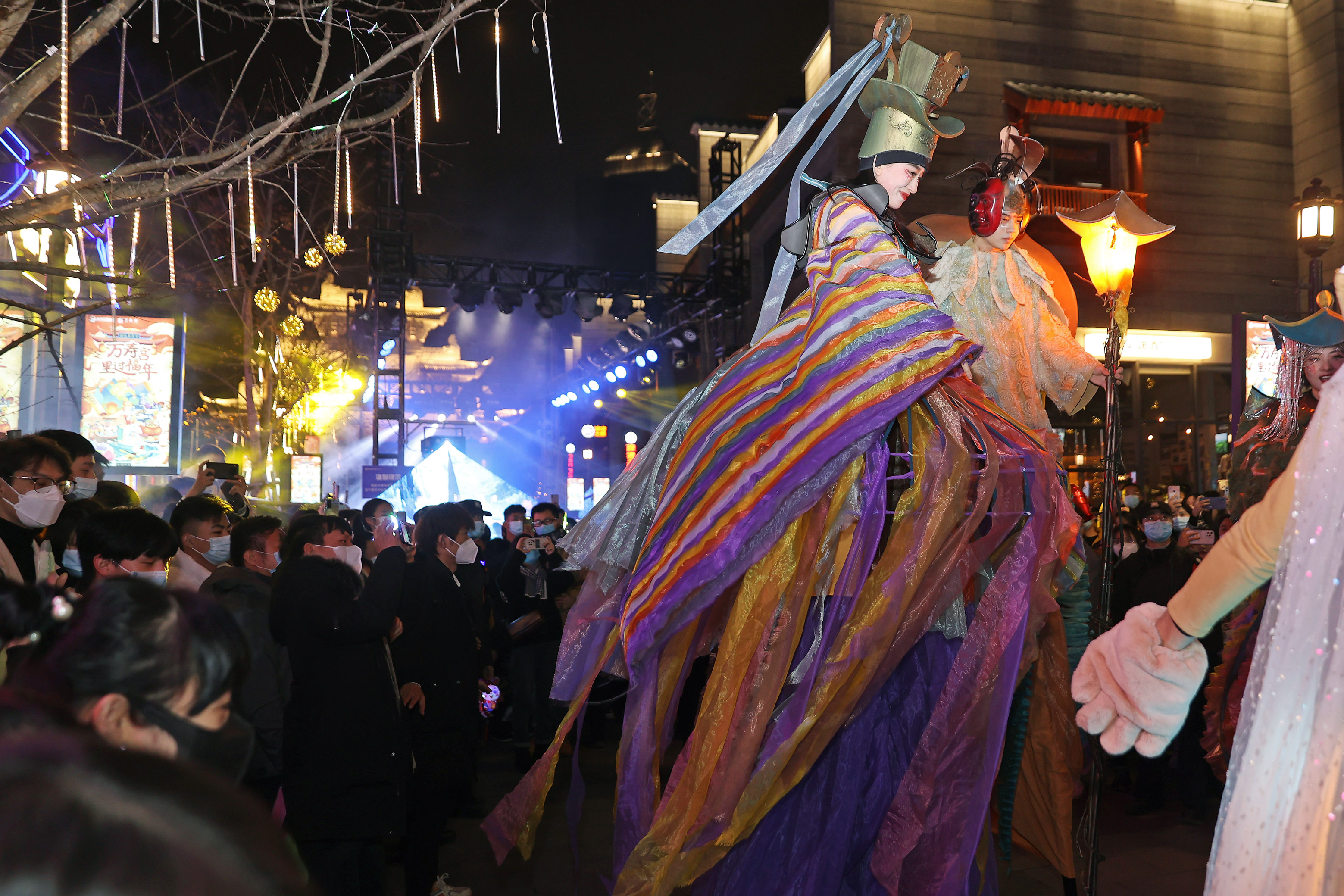 新华全媒辞旧迎新活力勃发,新华全媒减负纾困