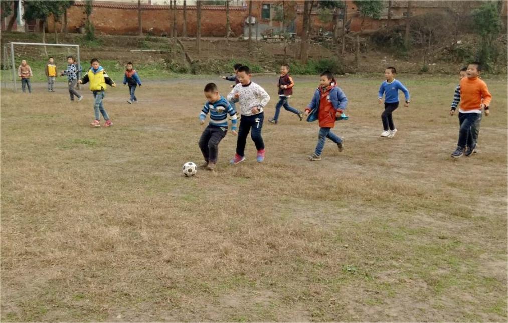 这所小学有点牛人人都会踢足球