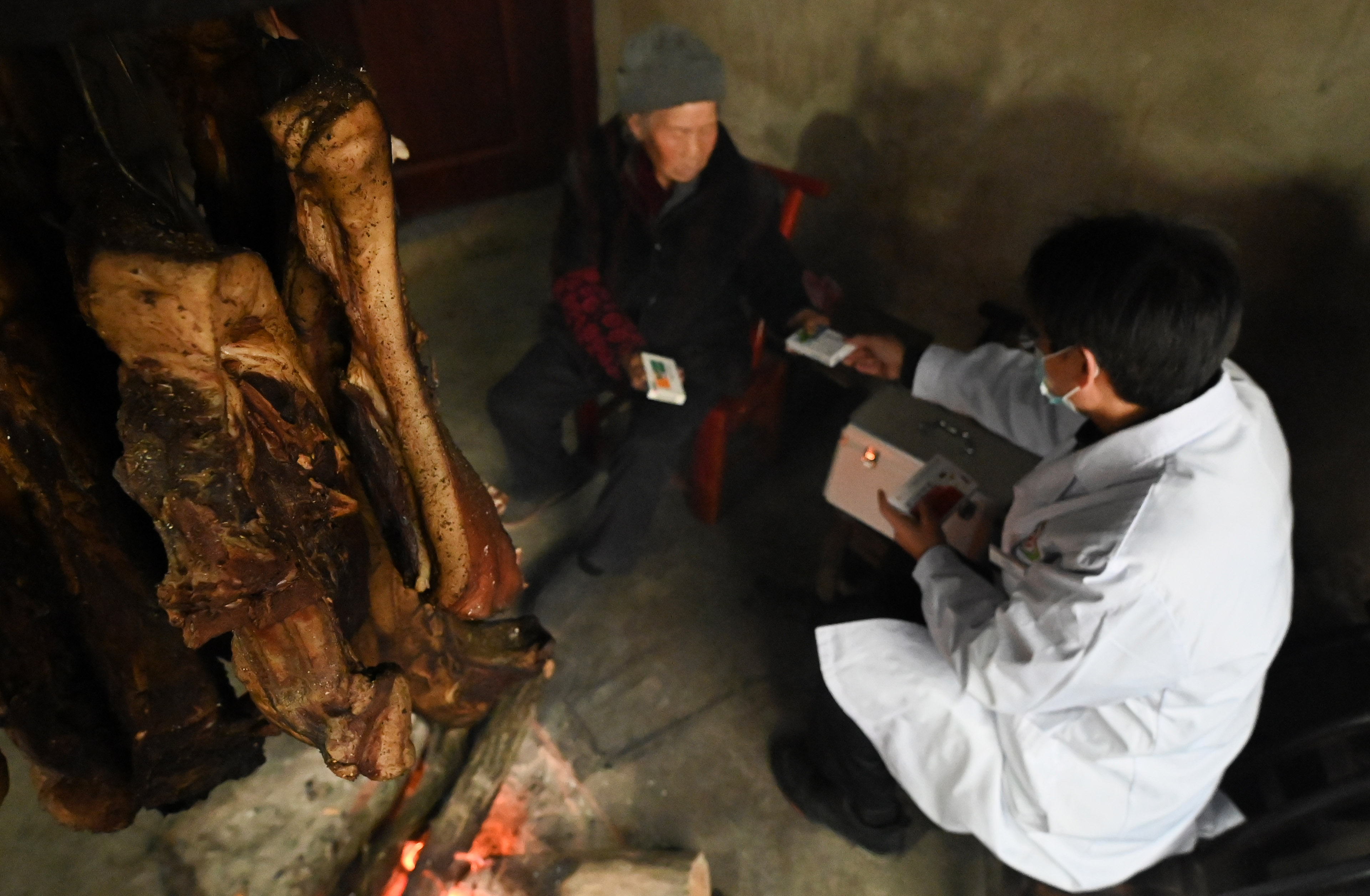 抢新冠药、说服父辈：老人阳了之后，年轻人的焦虑冬季