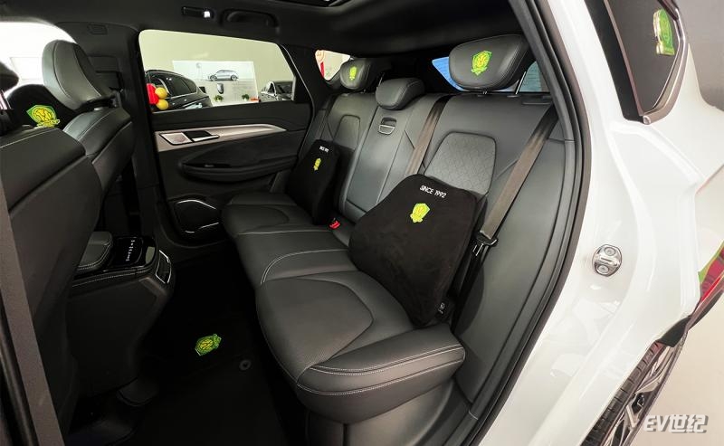 性能不变但细节拉满到店体验极狐阿尔法T国安版车型