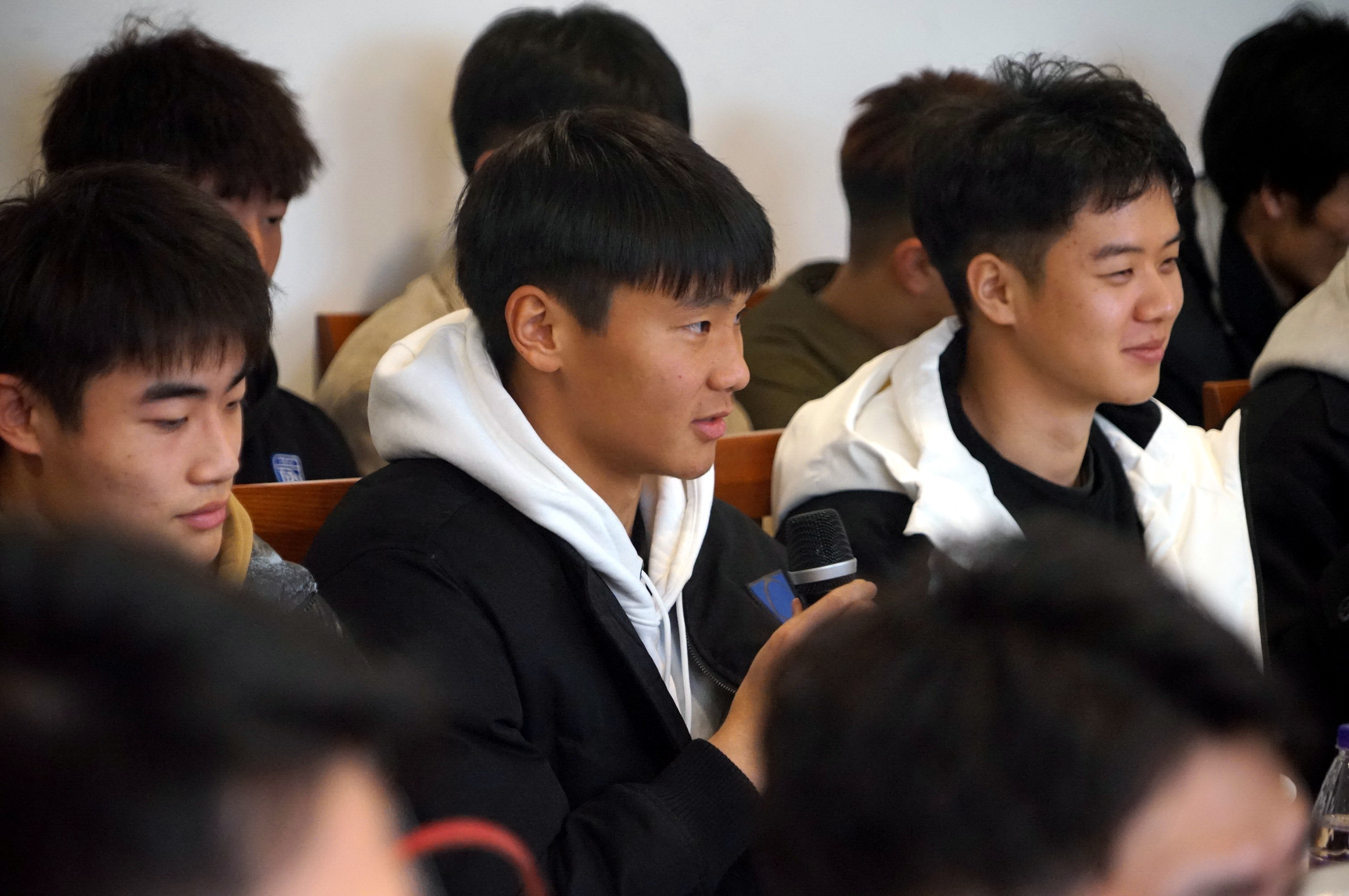 徐根宝80岁生日众弟子齐聚祝寿,众弟子为徐根宝过生日