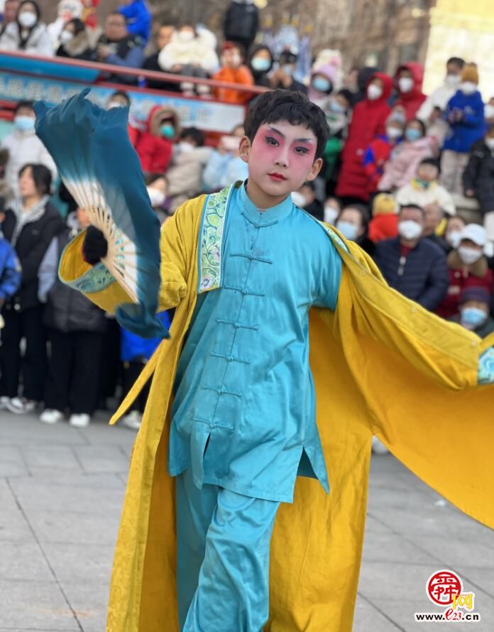 融媒·画像丨当百年非遗遇到稚嫩新面孔——“高跷公子”翩翩来