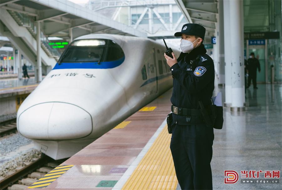铁警守护旅客回家路,铁警护航旅客节后平安出行